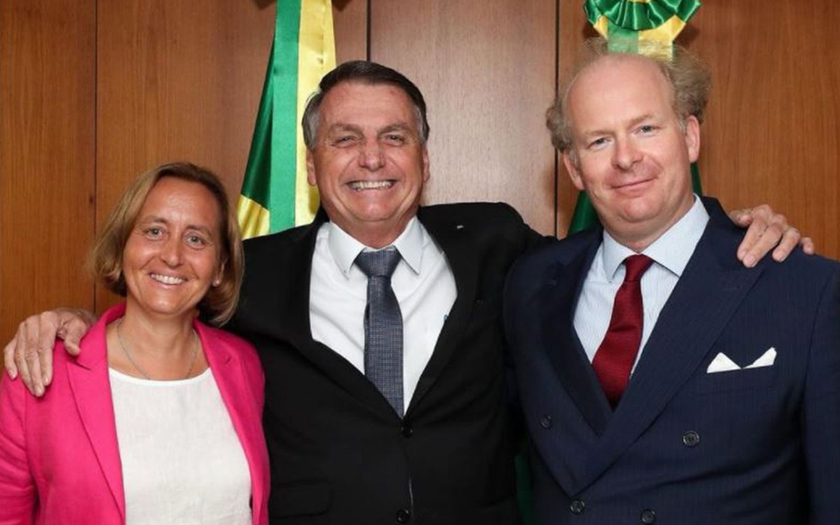 Jair Bolsonaro abraçado a Beatrix von Storch, da AfD, e ao marido dela, Sven von Storch, em julho de 2021
