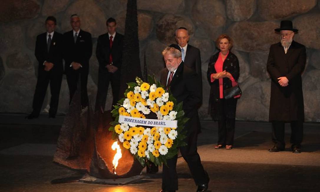 Lula, de quipá, deposita uma coroa de flores «Homenagem do Brasil» junto à chama eterna do Yad Vashem, em Jerusalém