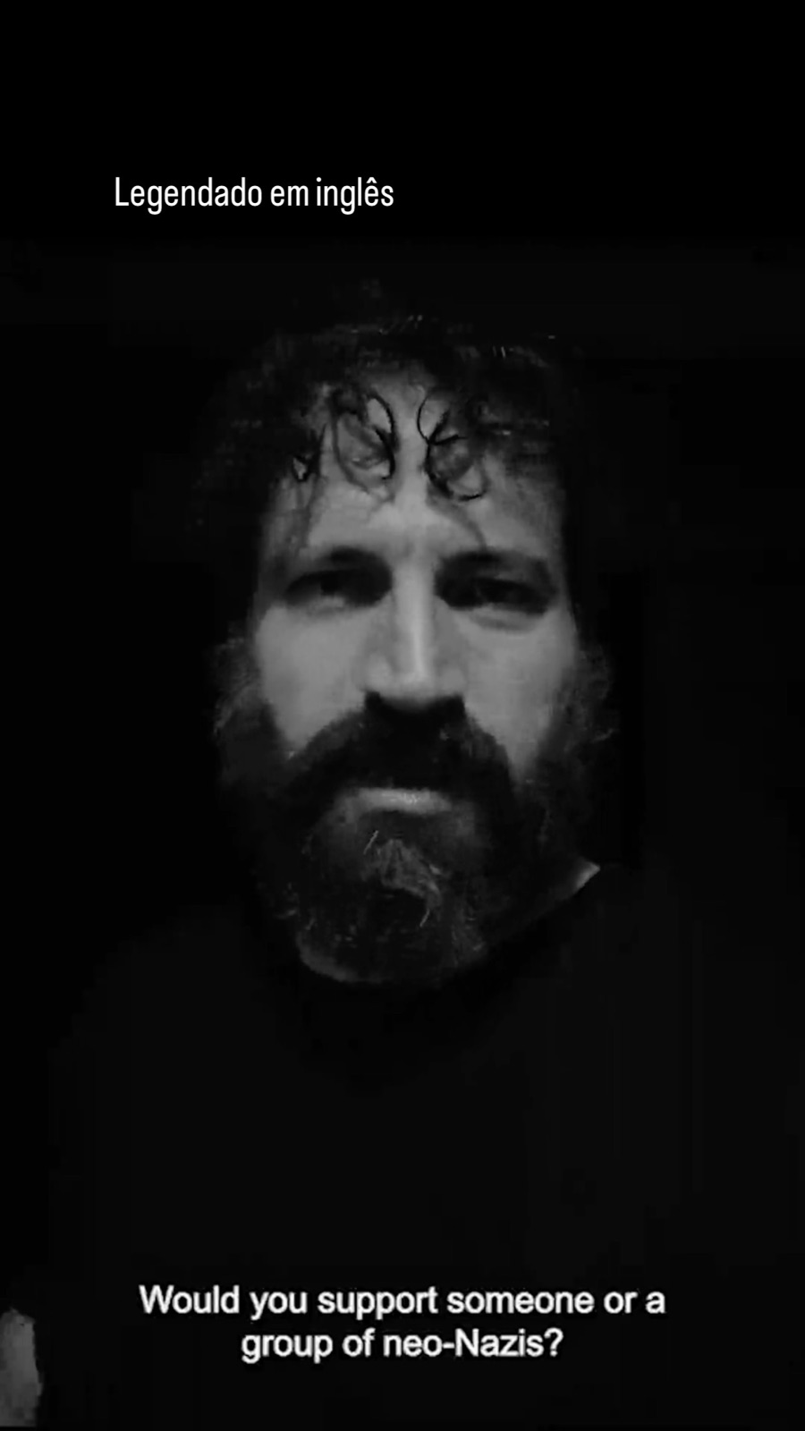 Kiko Goifman, em preto e branco, olha para a câmera